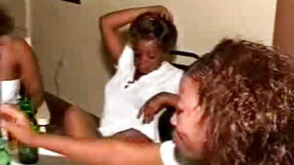 Rám nắng brunette với lớn ngực mang mình đến cực khoái trong phim sec ngua va nguoi những hồ bơi với một giả