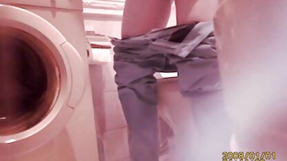 Nữ vận động viên khổng lồ đặt chân lên mặt một phim sec ngua va nguoi người đàn ông