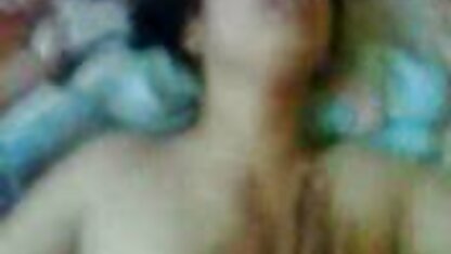 Anh chàng trốn trong giường của mẹ mình phin sec thu và cô ấy đã bú anh ta