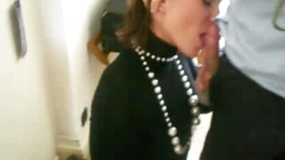 Cô gái tóc nâu phim sec nguoi va thu vat rám nắng với bộ ngực xinh đẹp khỏa thân đi dọc những con phố đông đúc