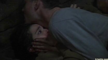 Một cô gái được bơm lên với một nút mông cho một chàng trai để chơi với phim sec cho voi nguoi cô ấy manda