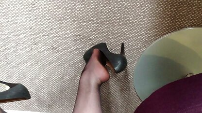 Một người phụ nữ trong xem phim sec cho dit nguoi một chiếc áo nịt ngực được khéo léo đánh trên cô ấy trần đít