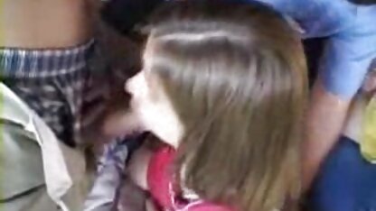 Cô gái trẻ cá cược đi bộ không mặc quần xecnguoi va thu áo giữa thành phố đông đúc