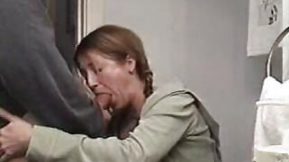 Yvonne phim sec nguoi choi ngua nằm xuống trên các đi văng và thủ dâm âm đạo