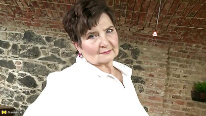 Người Nga gà con trong một mặt nạ sec thu choi nguoi vuốt ve âm đạo ở phía trước của những người xem khiêu dâm trò chuyện