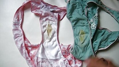 Cô gái với nhỏ to la hét trong khi chơi hậu sec thu cho dit nguoi môn