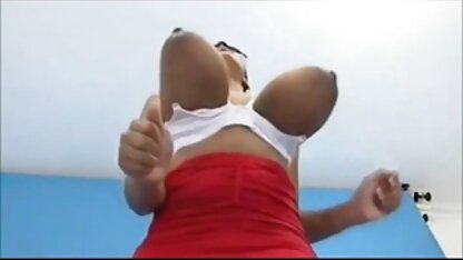 Cô gái xem sec ngua dit nguoi đi giày cao gót bị treo trên trần nhà