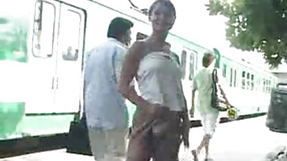 Nữ trong một chiếc xem phim sec người và thú váy ngắn đã một tuyệt vời Mẹ kiếp