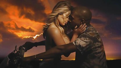 Nóng brunette masturbates vì ​​những lần sec thu lon đầu tiên trên máy ảnh