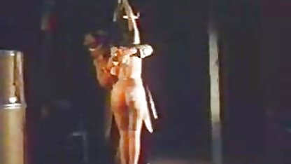 Clockwork sec thu va nguoi trẻ latina tóc ngắn ngang trán trên các đi văng